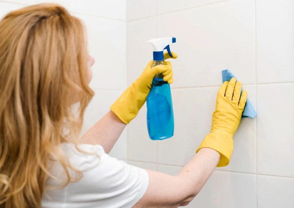 Grundreinigung eines Bads: Armaturen werden schonend entkalkt